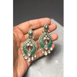 Pendientes de piedras chapadas en oro de calidad premium Radiant para mujeres y niñas, regalo para bodas, compromisos, fiestas y colecciones. - Product Image 1
