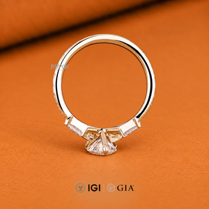 Bague de fiançailles Art Nouveau à trois pierres en diamant poire avec taille aile de cerf latérale, bague de mariage pour elle, bague Art Déco conique pour anniversaire - Product Image 4