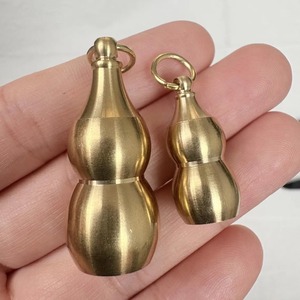 Llavero de latón con forma de calabaza, colgante metálico vintage, diseño irregular, ligero, amuleto decorativo - Product Image 1
