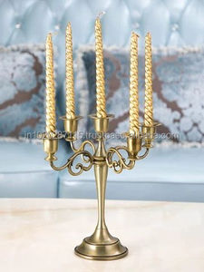 Candelabro de latón Premium con grabado floral y detalles clásicos ideal para mesas de boda y casas vintage - Product Image 4