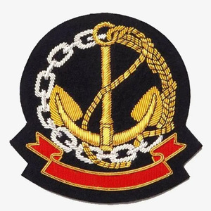 Insignias de tela de moda con logotipo personalizado al por mayor, empaquetado personalizado, insignia de lona bordada a mano con hilo de oro. - Product Image 1