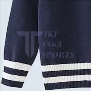 Pull en laine/nylon à col en V pour homme Tiki Taka Sports, cardigan chenille personnalisé style universitaire, design patchwork décontracté pour l'hiver, avec dentelle et motifs de sororités - Product Image 4