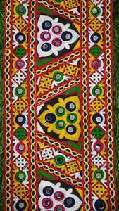 Encaje tradicional Gamthi elaborado con un trabajo de hilo detallado, ideal para la moda étnica y aplicaciones decorativas. - Product Image 3