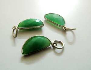 Pendentif en pierre précieuse Chrysoprase naturelle, forme D, 8x16 mm, demi-lune, facetté, vendu à l'unité - Product Image 3