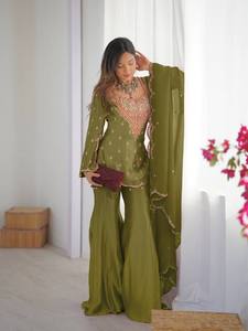 Conjunto de Salwar Kameez Verde Bordado con Dupatta de Seda, Corte Ajustado, Estilo Étnico Midi para Bodas y Fiestas - Product Image 3