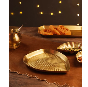 Plat de service et plateau décoratif en laiton en forme de feuille d'or pour fêtes, mariages et utilisation en restauration - Product Image 2