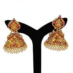 Boucles d'oreilles Jhumka en or massif 22 carats, style antique, motif Lakshmi, faites à la main, avec émeraudes vertes et perles naturelles - Product Image 1