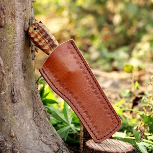 มีดคาวบอยเหล็กดามัสกัสตีขึ้นรูปด้วยมือ ด้ามไม้พะยูง พร้อมปลอกหนัง  แบบฟูลแทง ใบมีดคงที่ รับผลิตตามสั่ง (OEM) สำหรับพกพาประจำวัน (EDC) - Product Image 6