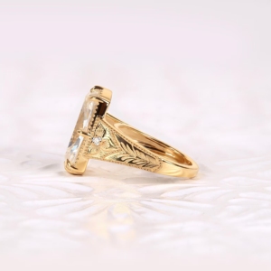 Bague de mariage vintage Art Déco en or 14 carats plaqué rhodium avec diamant de laboratoire taille ancienne mine 5.0 CT, sertie à griffes, taille coussin allongée - Product Image 5