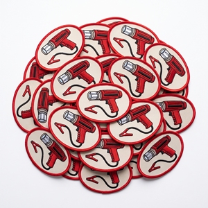 Parche Bordado Escudo con Llaves Cruzadas, Emblema de Herramientas de Mecánico en Sarga Blanco Roto - Product Image 3