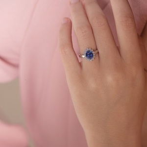 แหวนหมั้นทองคำแท้ 14K 18K ทรงโอวัล ประดับไพลินสีน้ำเงินธรรมชาติ ดีไซน์แบบเจ้าหญิงไดอาน่า พร้อมเพชรรอบวงแบบซ่อน - Product Image 6