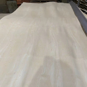 Chapa de Eucalipto 100% Natural, Duradera y Ecológica, Corte Rotatorio, Superficie Lisa, 5-10% de Humedad, para Fabricación de Tableros de Muebles - Product Image 1