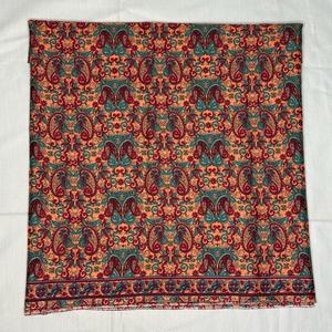 Tela Crepé Premium con Estampado Floral Paisley para Camisas, Ropa de Dormir, Ropa de Casa, Faldas, Vestidos de Una Pieza, Ropa para Niños y Bolsos - Product Image 2