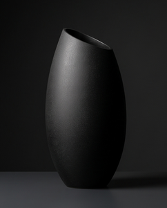 Vase à fleurs en métal foncé de style nordique minimaliste, sculpté artisanallement avec ouverture inclinée, pièce maîtresse pour la décoration intérieure moderne - Fournisseur - Product Image 2