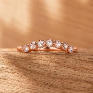 Bague empilable en or massif 10K 14K 18K avec sept pierres de diamant de laboratoire taille ronde et moissanite, idéale pour anniversaire ou mariage - Product Image 2