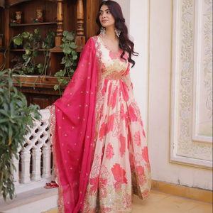 Robe de soirée en soie russe de qualité supérieure, imprimée numériquement, brodée de sequins et de zari, manches longues, col en V, 55 pouces, 3 mètres, avec dupatta évasé et dentelle ajourée. - Product Image 3