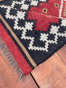 Tapis artisanal du Gujarat à motif abstrait rouge, noir et blanc en laine et acrylique, rectangulaire, tufté à la main, écologique, décoration moderne pour la maison - Product Image 6