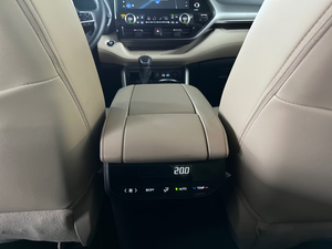 โตโยต้า ไฮแลนเดอร์ 2.5 ไฮบริด รุ่น Executive 7 ที่นั่ง ภายในตกแต่งด้วยหนัง รถ SUV เกียร์อัตโนมัติ เบนซินไฮบริด - Product Image 3