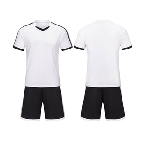 Camiseta y pantalón corto de fútbol para niños con impresión por sublimación personalizada, con sus nombres y números personalizados en el uniforme para entrenamiento de equipo. - Product Image 1