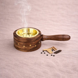 Brûleur à Bakhoor en bois avec incrustation en laiton, bois artisanal avec incrustation d'étoiles en laiton et coupelle dorée. Porte-encens arabe traditionnel - Product Image 1