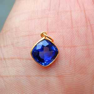 Pendentif Charm en Argent Sterling 925 avec Saphir Bleu Taille Coussin 8x8mm, Fait Main, Vente en Gros, Bijoux Fins en Pierres Précieuses - Product Image 2
