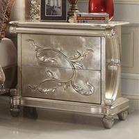 Ensemble de chambre à coucher de style européen, lit king size en bois massif avec commode, miroir, tables de chevet, finition antique, literie en velours
