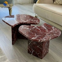 Table basse en marbre français de luxe, présentant des objets décoratifs, design moderne, salon, villa, hôtel, table en marbre