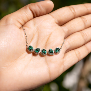 Ensemble de bijoux élégant en cristal vert émeraude avec boucles d'oreilles et collier pendentif en halo de diamants en argent sterling 925, design classique - Product Image 6