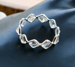 Anillo de eternidad con piedra lunar arcoíris en plata de ley 925 - Product Image 5