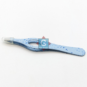 Pinzas Modernas para Cejas con Puntas Inclinadas, Diseño Azul Moteado, Mango de Plástico Cómodo - Product Image 3
