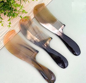 Peine de cuerno natural con dientes largos para el cuidado del cabello y peinado elegante, ideal para el tocador y decoración del hogar, al mejor precio. - Product Image 4