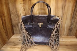 Sac fourre-tout en cuir véritable gaufré crocodile avec franges, poignées supérieures et bandoulière - Product Image 1