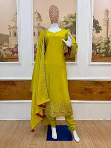 Conjunto Indio-Pakistaní de Terciopelo Amarillo, Anarkali Bordado, Kurta, Palazzo, Dupatta, Atuendo Festivo para Mujer - Product Image 5
