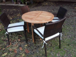 Ensemble de chaises de jardin empilables modernes avec table à manger, chaises à structure en aluminium, coussins résistants à l'eau en bois de teck et rotin tressé, faciles à assembler - Product Image 4