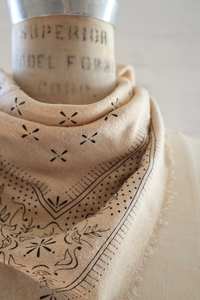 Nueva bufanda personalizada con estampado étnico al por mayor, bandana de algodón, seda y poliéster negra con logotipo. - Product Image 2