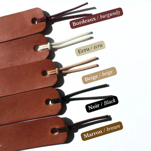 Marcador de página de alta calidad personalizado en cuero con diseño de hoja de arce para amantes de los libros y coleccionistas. - Product Image 4