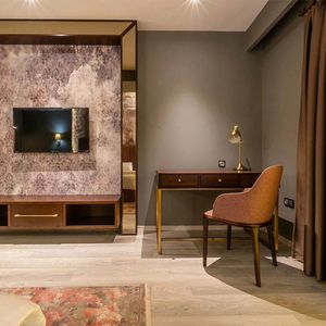 Escritorio Moderno Rectangular de Madera con Marco Dorado, Cama King Size, Otomana de Terciopelo, Silla Rosa - Muebles de Dormitorio de Hotel, Diseño Contemporáneo - Product Image 4