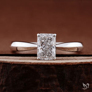 Bague de fiançailles moderne en or blanc 10 carats avec diamant solitaire radiant de 1 carat cultivé en laboratoire et monture à sertissage pincé. - Product Image 1