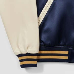 Veste universitaire en satin bleu marine pour homme avec manches crème et finitions dorées, style preppy, coupe classique, pour l'automne - Product Image 6