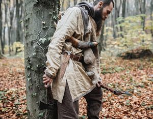 Corne de Viking authentique et écologique, gravée et fabriquée à la main à partir de corne 100% naturelle, couleur noire et marron - Product Image 3