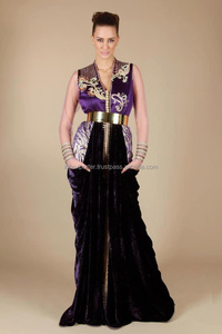 เสื้อคาฟตันคอวีพร้อมวัสดุกำมะหยี่และผ้าไหมและกระเป๋าด้านหน้าสองช่องพร้อมเข็มขัดสีทองใหม่ล่าสุด - Product Image 2