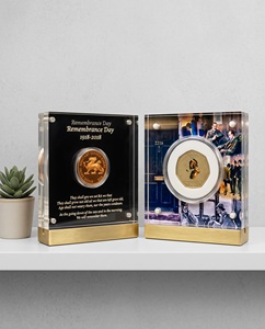Présentoir de reconnaissance pour médailles et pièces de monnaie haut de gamme : Support élégant en acrylique et bois pour mettre en valeur les réalisations - Product Image 1