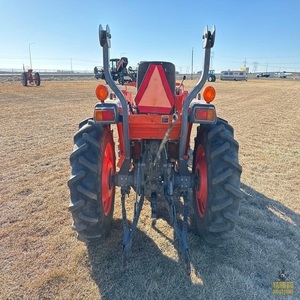 Tractor utilitario compacto avanzado diseñado para trabajos de precisión en la agricultura con transmisión suave y motor potente. - Product Image 1