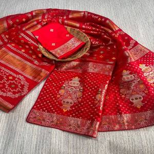 Sari VASTRA COTTAGE en viscose Georgette Pure Chinya avec tissage Jari doré, pallu floral riche et blouse contrastante teinte à la main - Product Image 1