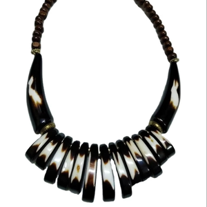 ดีไซน์สร้อยคอเรซิ่นสุดอินเทรนด์ ผสมผสานสีสันโดดเด่น น้ำหนักเบา สวมใส่สบาย เหมาะสำหรับงานปาร์ตี้ งานเทศกาล และตู้เสื้อผ้าสไตล์โมเดิร์น - Product Image 1