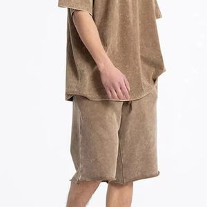 เสื้อยืดแขนสั้นผ้าฝ้ายแท้ทรงหลวมสไตล์ลำลองสำหรับผู้ชาย OEM ขายส่ง พร้อมกางเกงขาสั้นเข้าชุด สีซีดจางแบบซันเฟด - Product Image 4