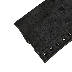 Gants de conduite en cuir sans doigts avec design perforé respirant et détails cloutés, unisexe, toutes saisons - Product Image 4