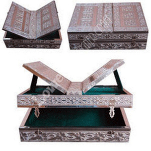 Soporte para Libros Sagrados de Latón Hecho a Mano con Baño de Oro Meenakari, Oxidado, con Forma de Libro y Estuche Decorativo con Grabado en Relieve - Product Image 2