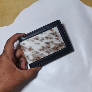 Portefeuille en cuir de vachette fait main avec poils, portefeuille bifold en cuir véritable, design en fourrure naturelle, portefeuille pour homme de haute qualité - Product Image 1