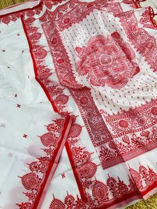 Sari indien en soie blanche à motifs floraux avec bordure rouge, tenue de mariage traditionnelle indienne pour femmes, longueur au sol, coupe classique, toutes saisons - Product Image 5
